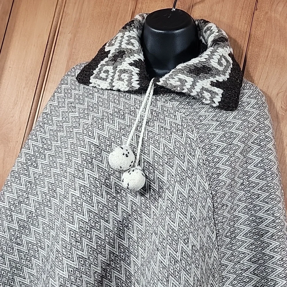 Loomed Wool & Cowhican Sweater Cape from South America - Picture 3 of 11